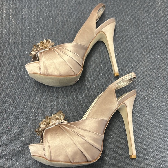 Aldo’s beige satin sling back platform high heal dress shoe - Picture 4 of 6